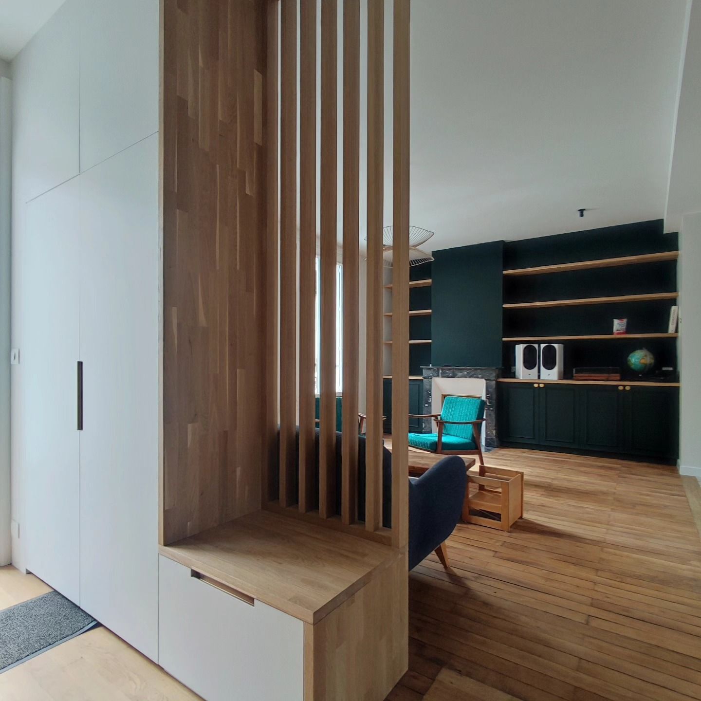 Claustra en bois pour délimiter le salon