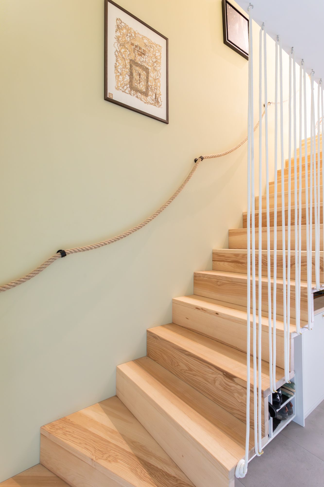 Escalier en bois clair sans rampe