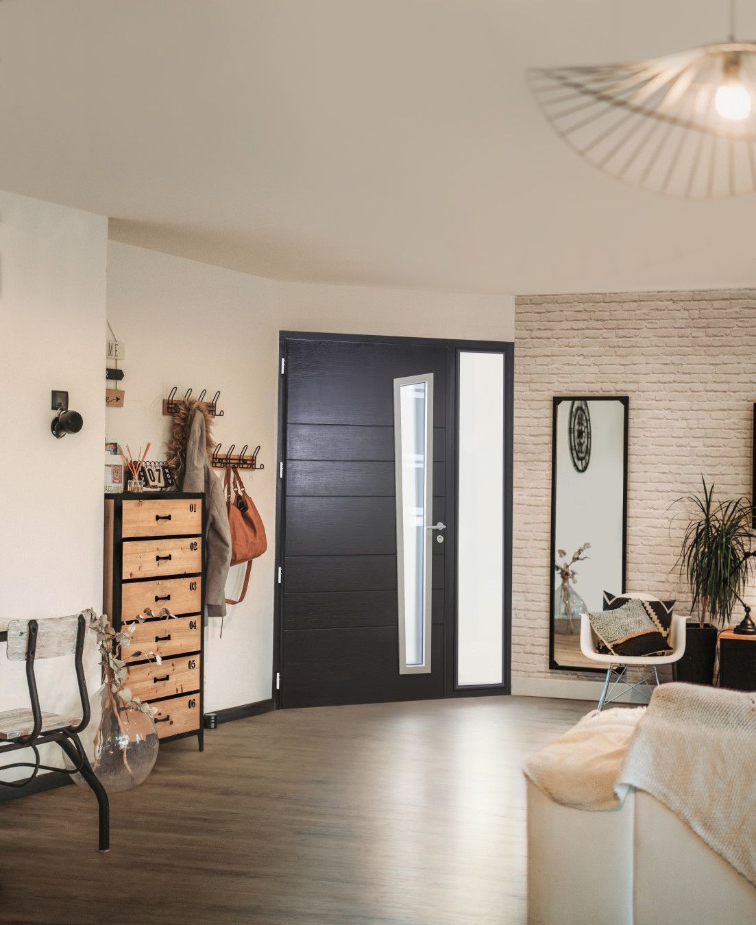 Grande porte d'entrée en bois avec des contours vitrés