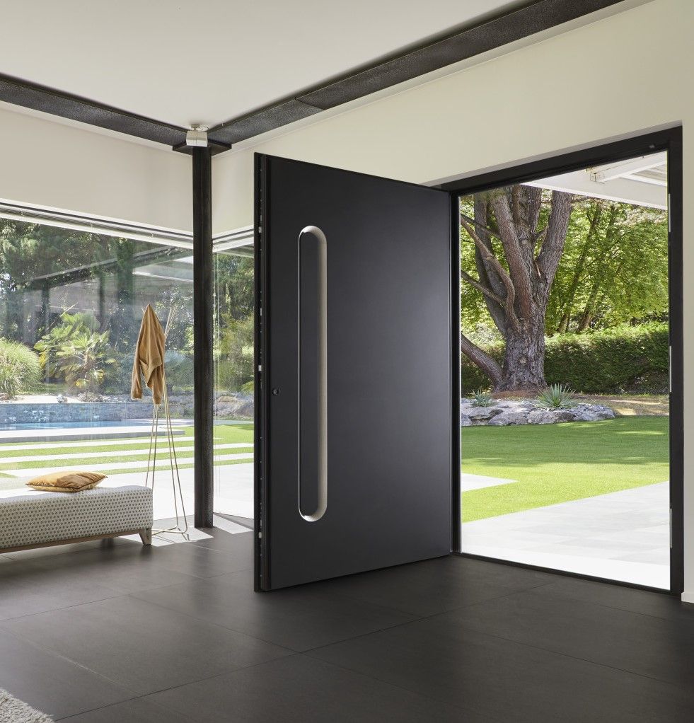 Porte noire de style contemporain entourée de baies vitrées