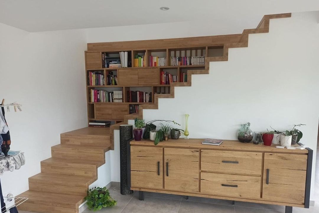 Escalier d'angle en bois avec une bibliothèque intégrée