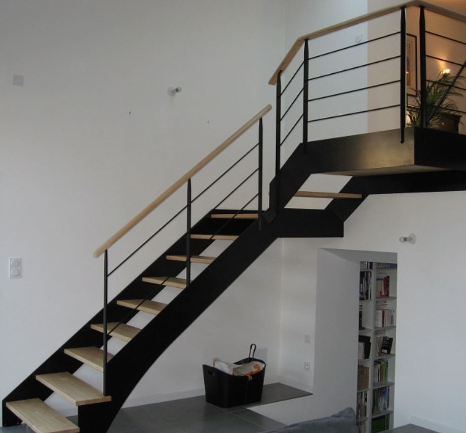 Escalier en acier avec les marches en bois