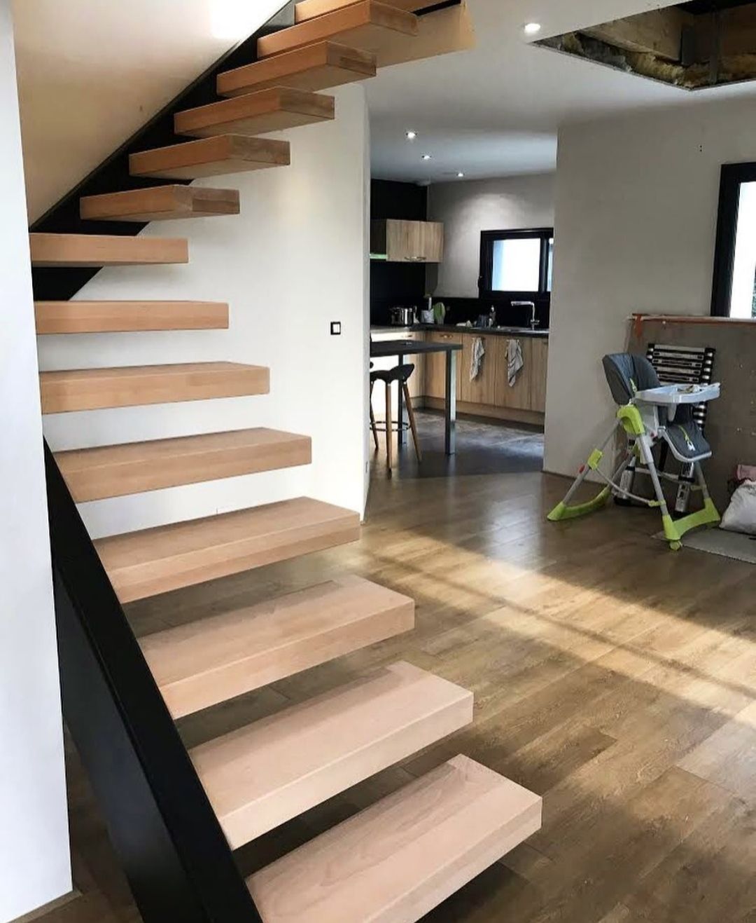 Escalier avec des marches en bois suspendues
