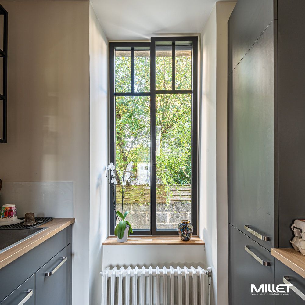 Fenêtre sur mesure haute et fine dont le cadre est noir