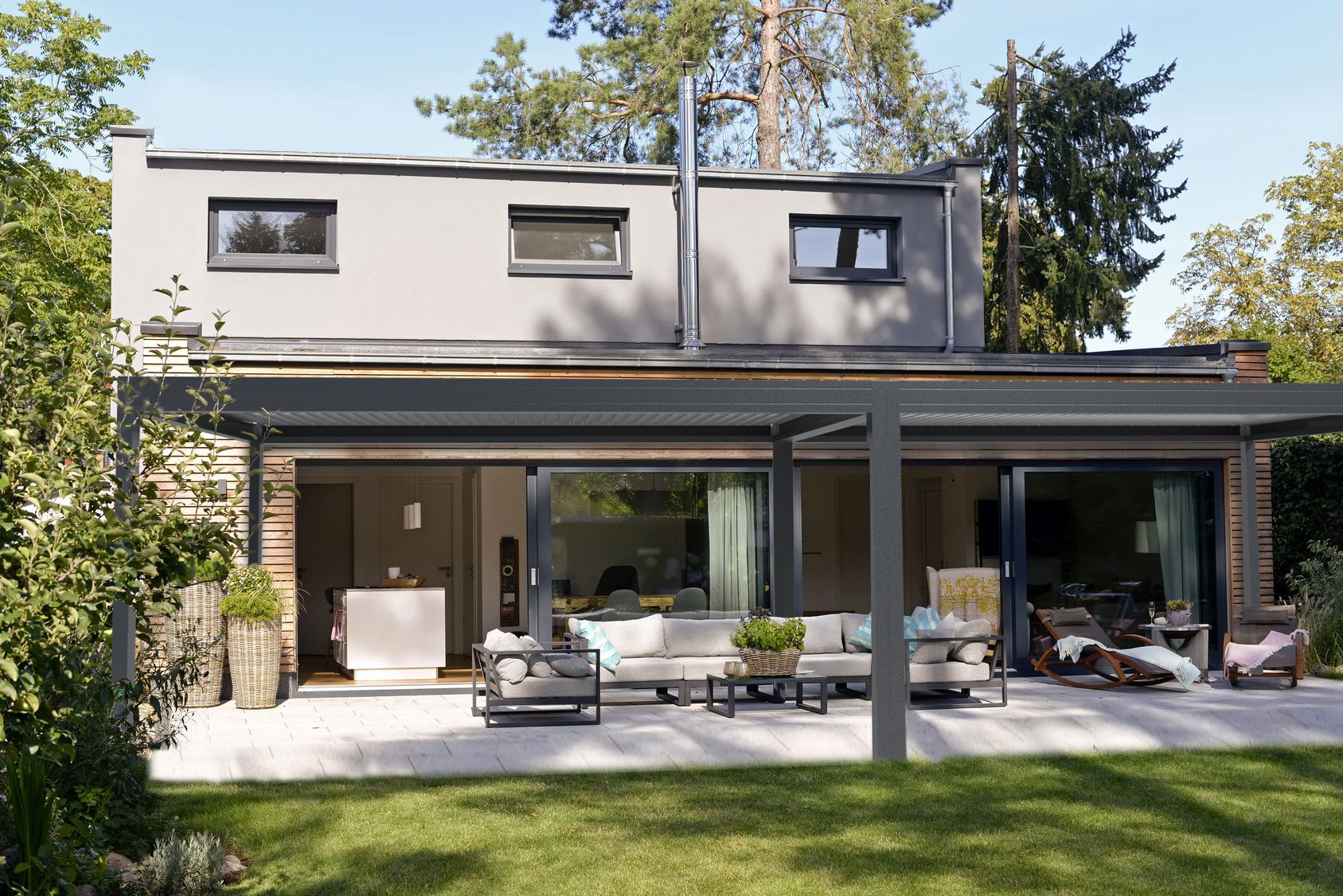 Grande pergola en aluminium gris à lames orientables