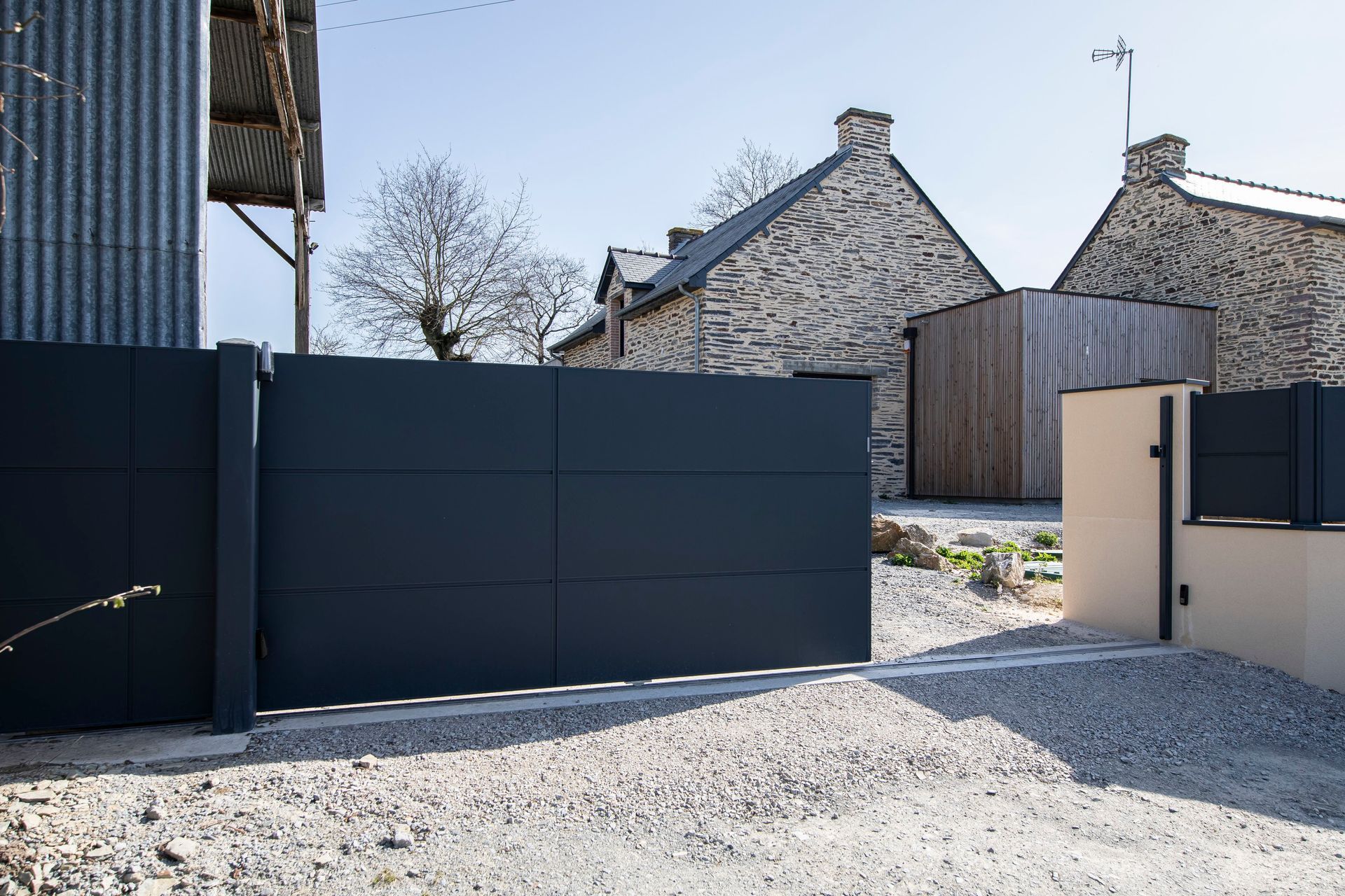 Portail en aluminium d'architecte, noir et coulissant