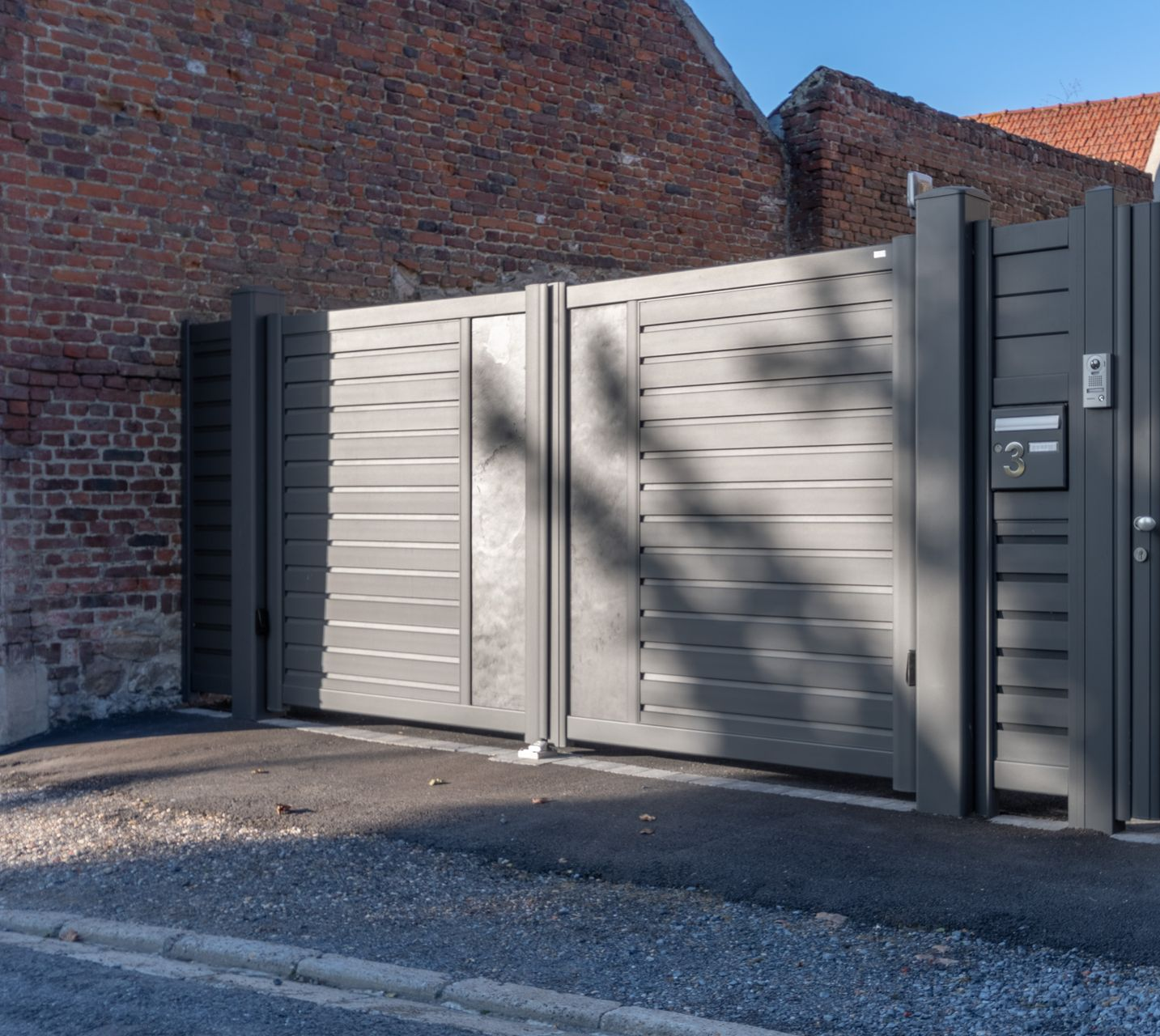 Portail en aluminium de style décor ardoise