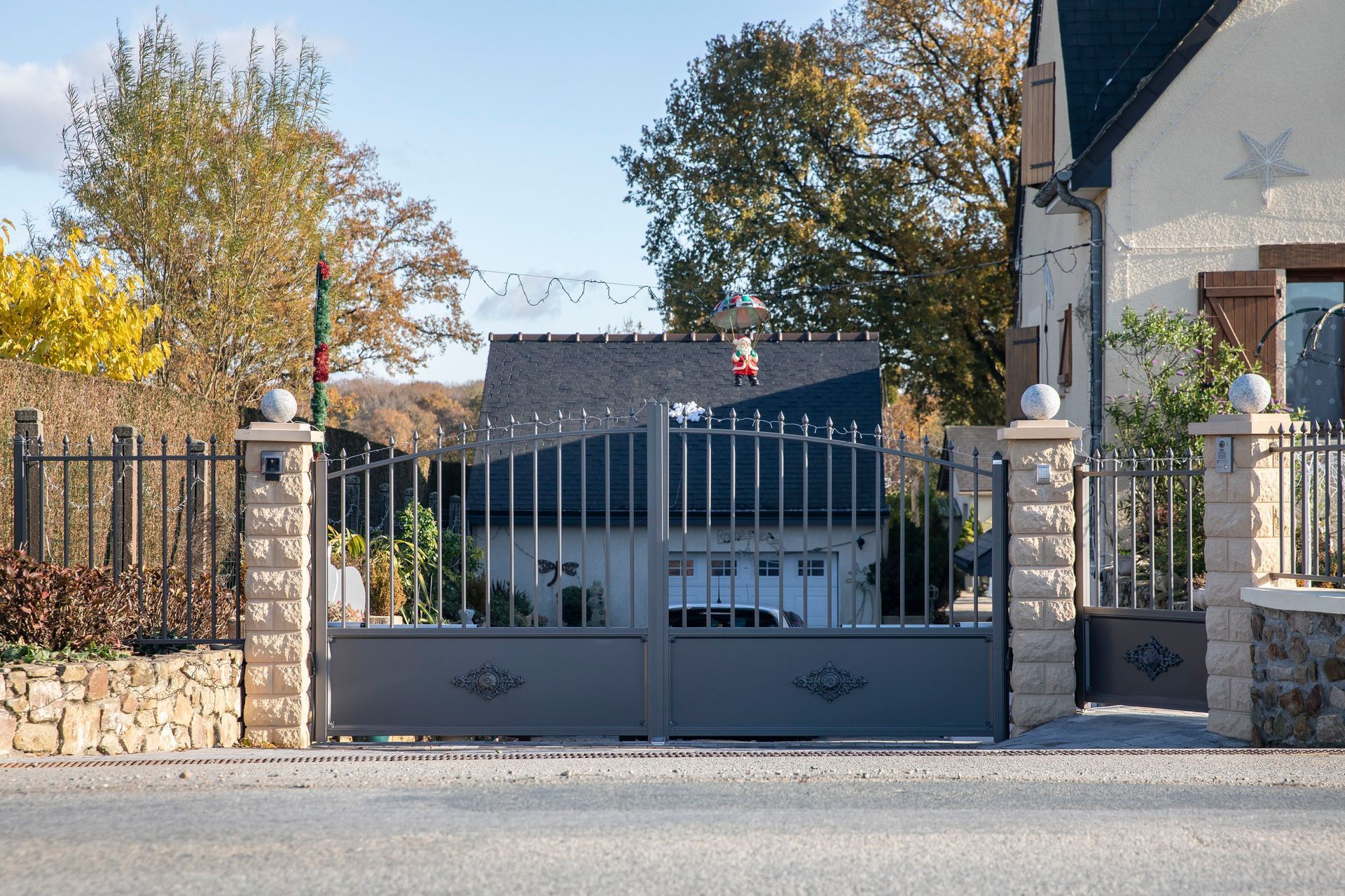 Portail en aluminium gris au style authentique et ajouré