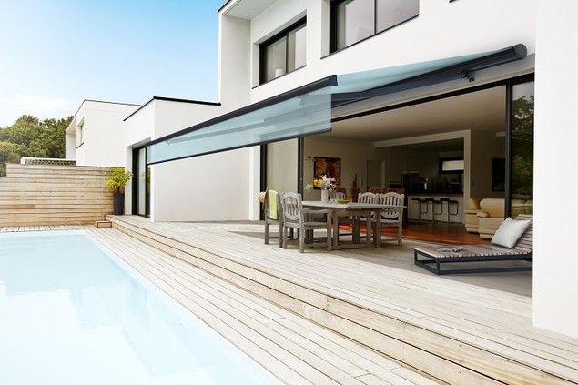 Store à effet transparent avec un lambrequin enroulable
