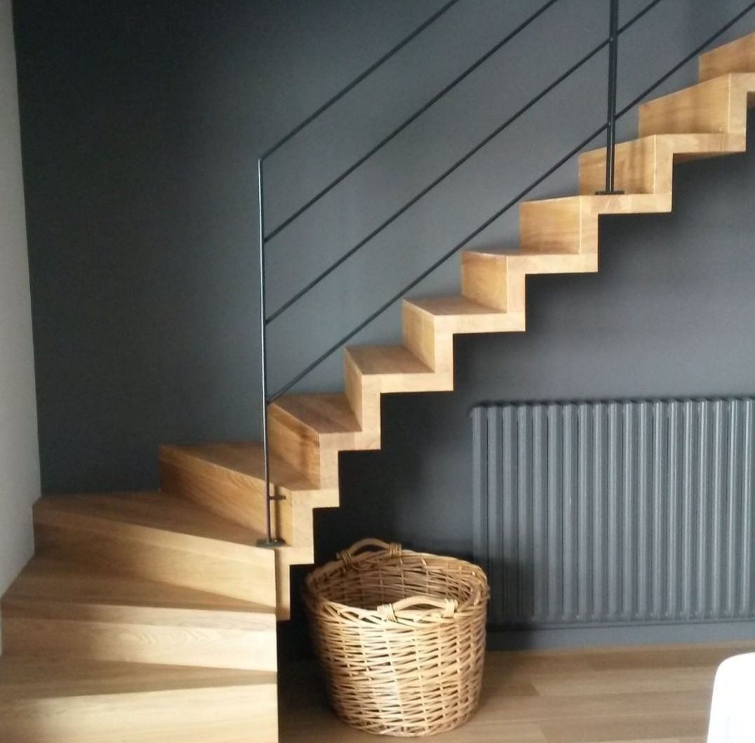 Escalier en bois suspendu avec une rambarde en acier