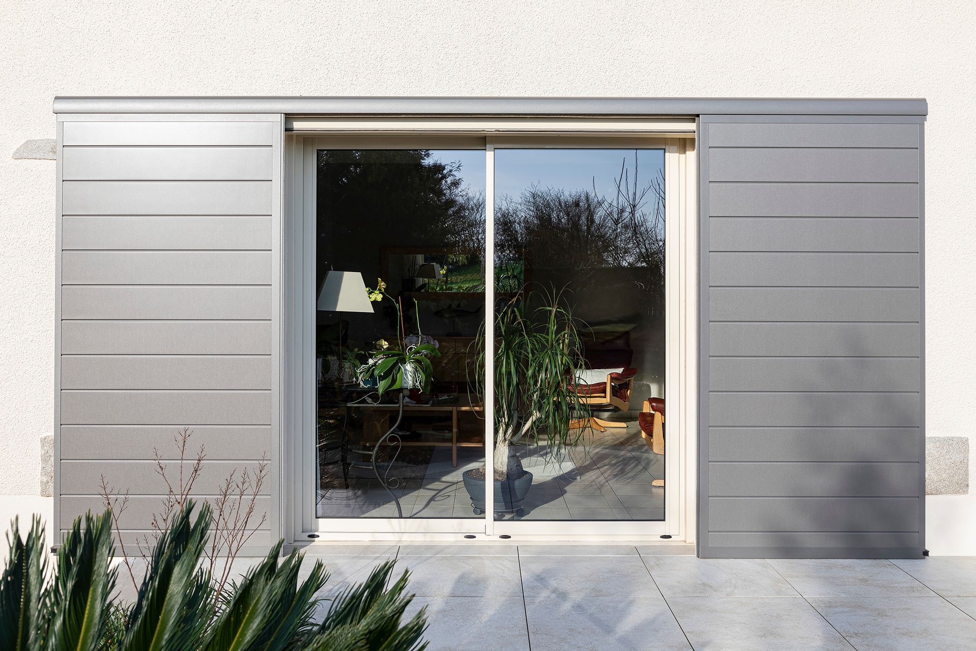 Volets coulissant en aluminium avec des rails