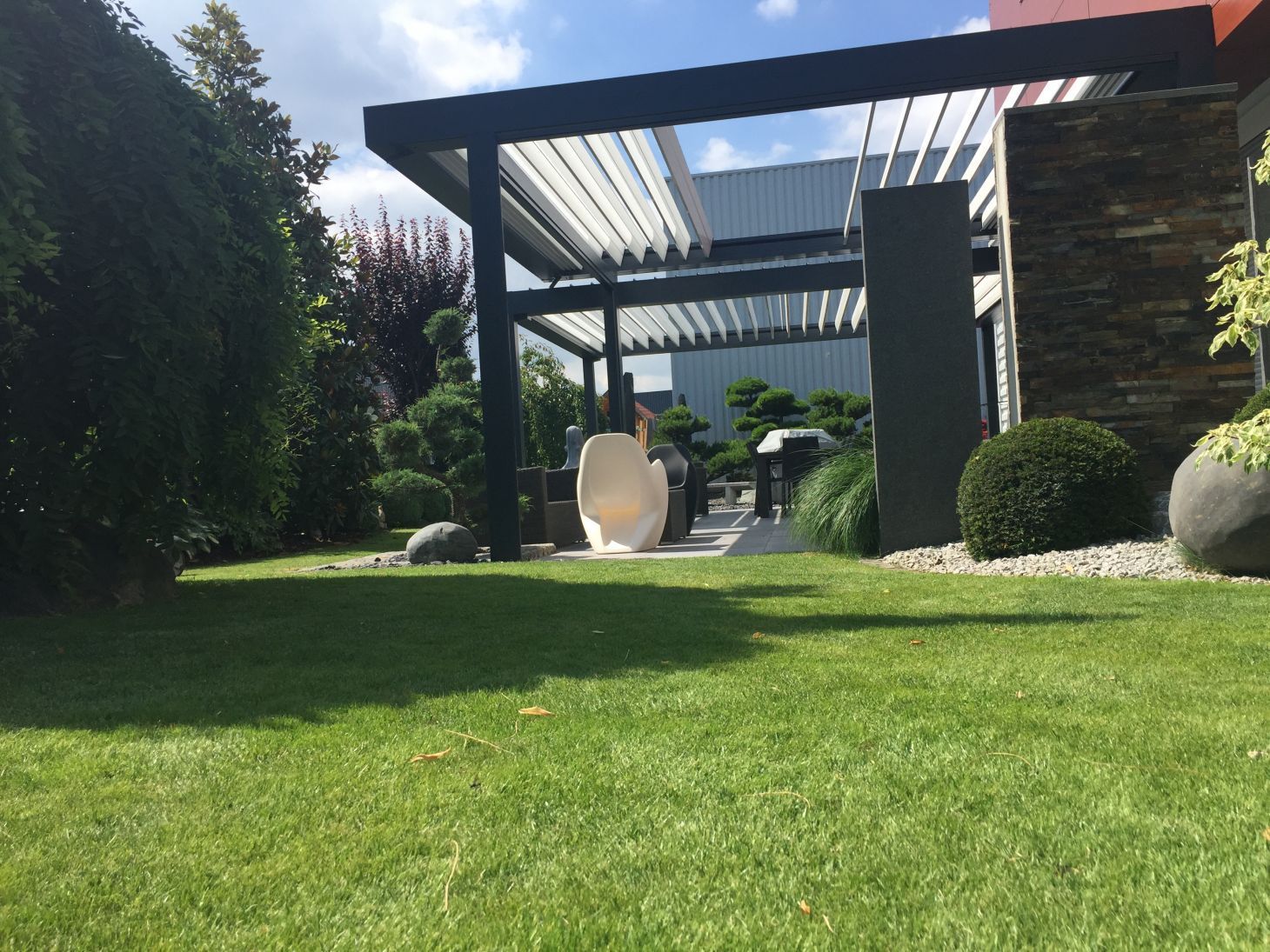 Doubles pergolas avec des lames blanches rétractables