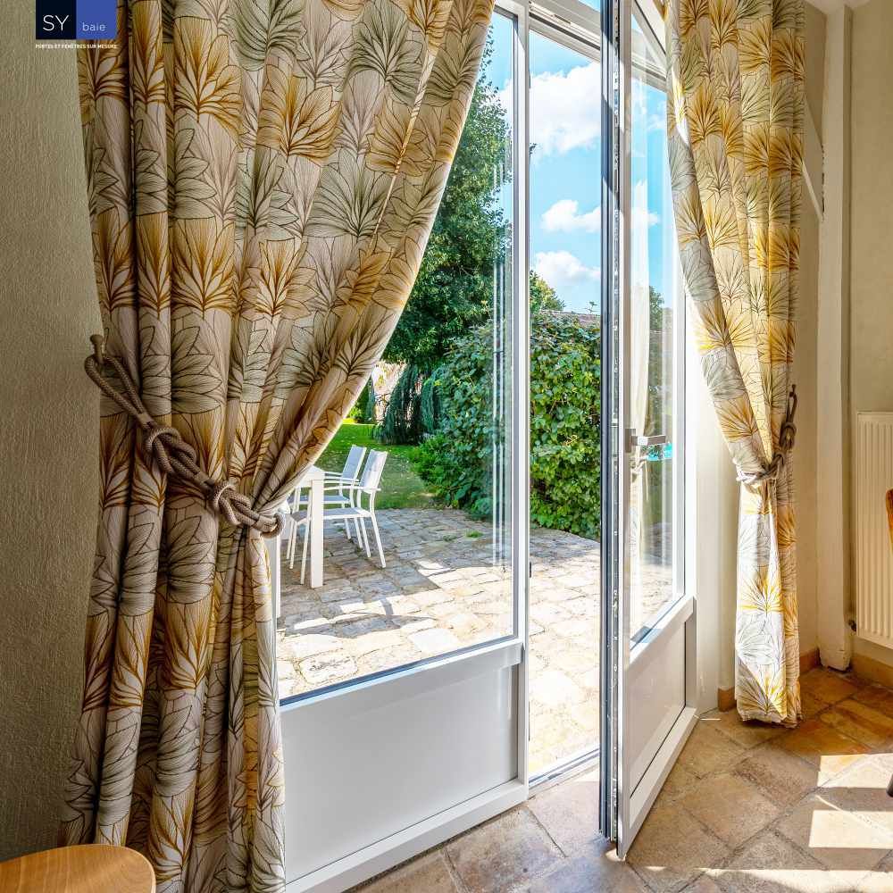 Porte vitrée blanche en aluminium