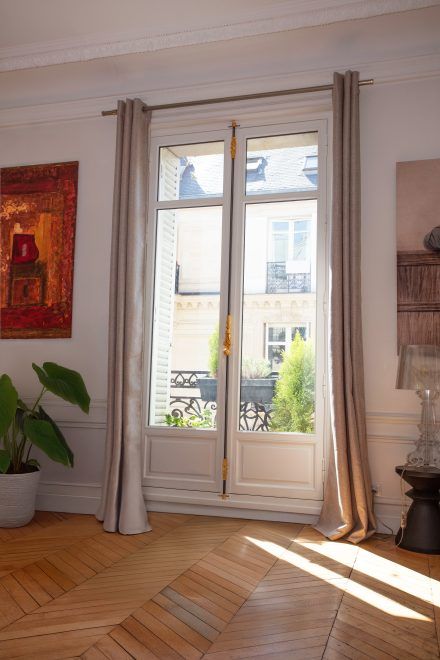Porte vitrée en bois avec une poignée dorée