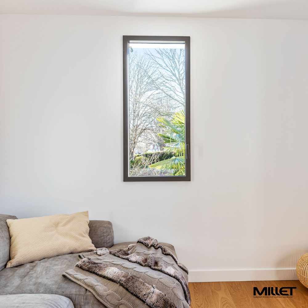 Fenêtre en hauteur sur un mur blanc - gamme Simple
