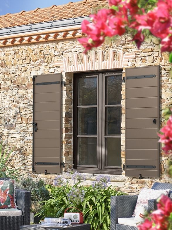Volets battants en aluminium de couleur marron