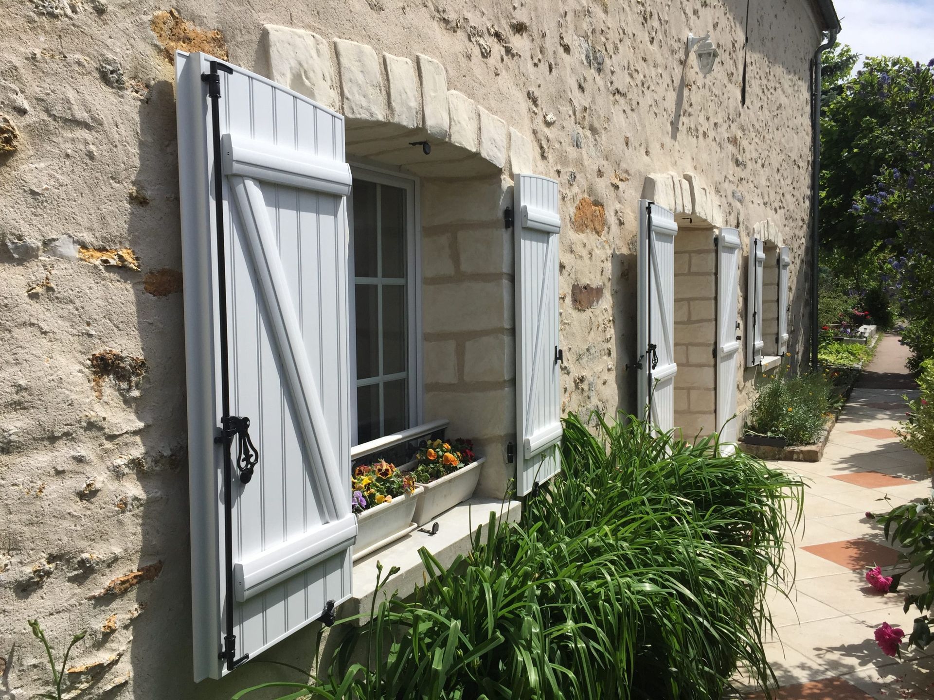 Volets battants en PVC de couleur gris clair