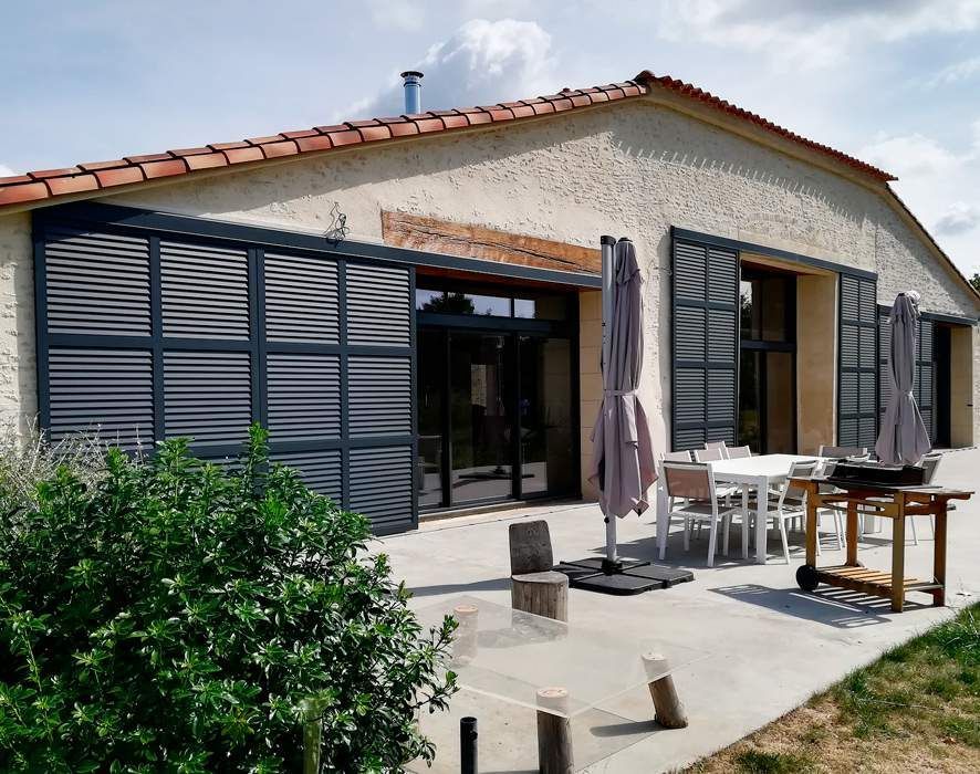 Volets coulissants en aluminium à persiennes avec lames américaines