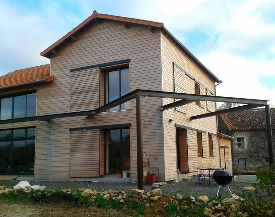 Volets en bois coulissants de la même teinte que la maison