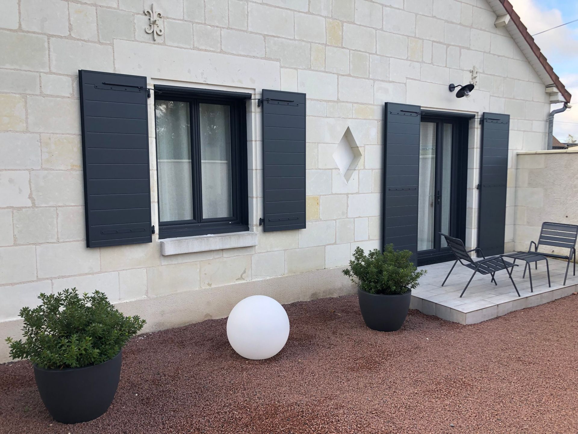 Volets battants en aluminium de couleur noire