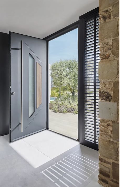 Porte d'entrée noire en acier