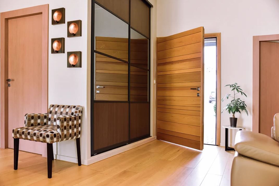 Large porte en bois – style lames de bois horizontales