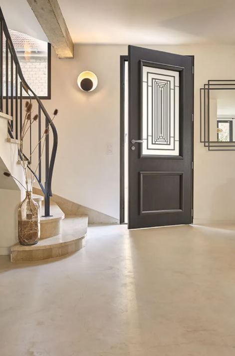 Porte d'entrée noire de style traditionnel avec une partie vitrée