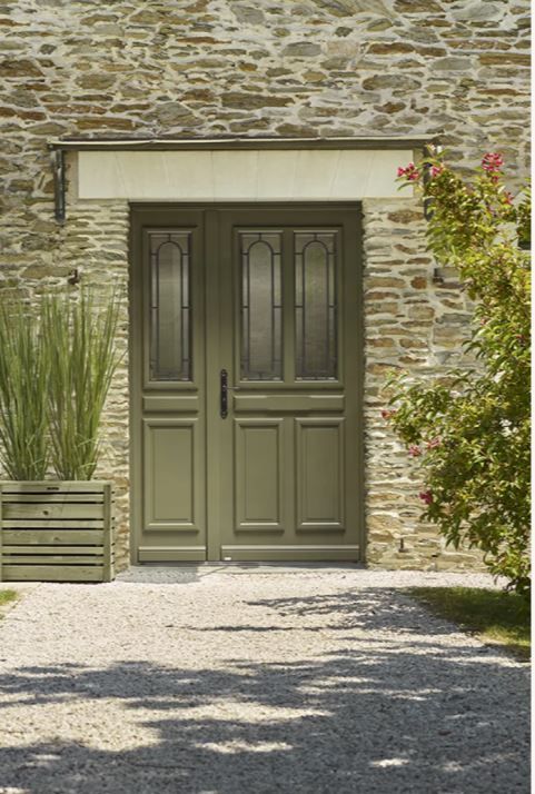 Porte d'entrée en bois traditionnelle de couleur verte