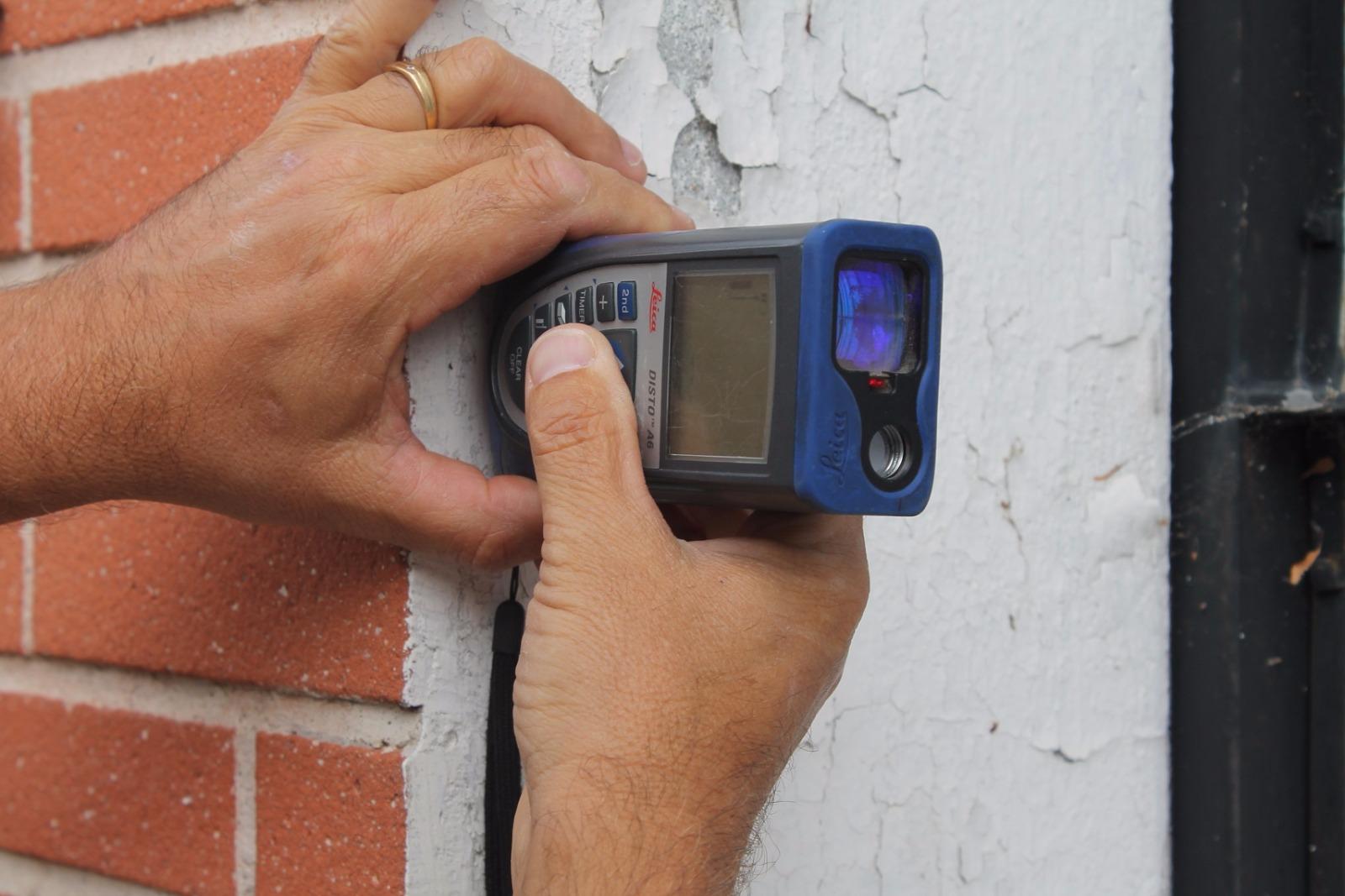 Gros plan d'une prise de mesure avec un appareil laser