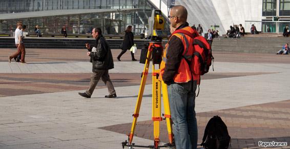 Géomètre avec une station totale