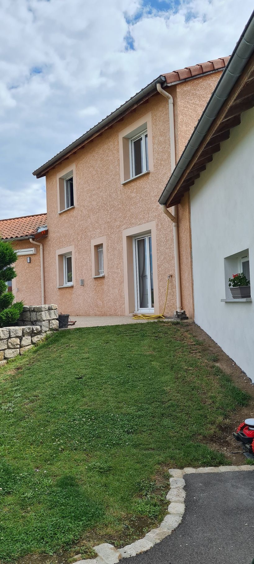 Façade maison avec jardi