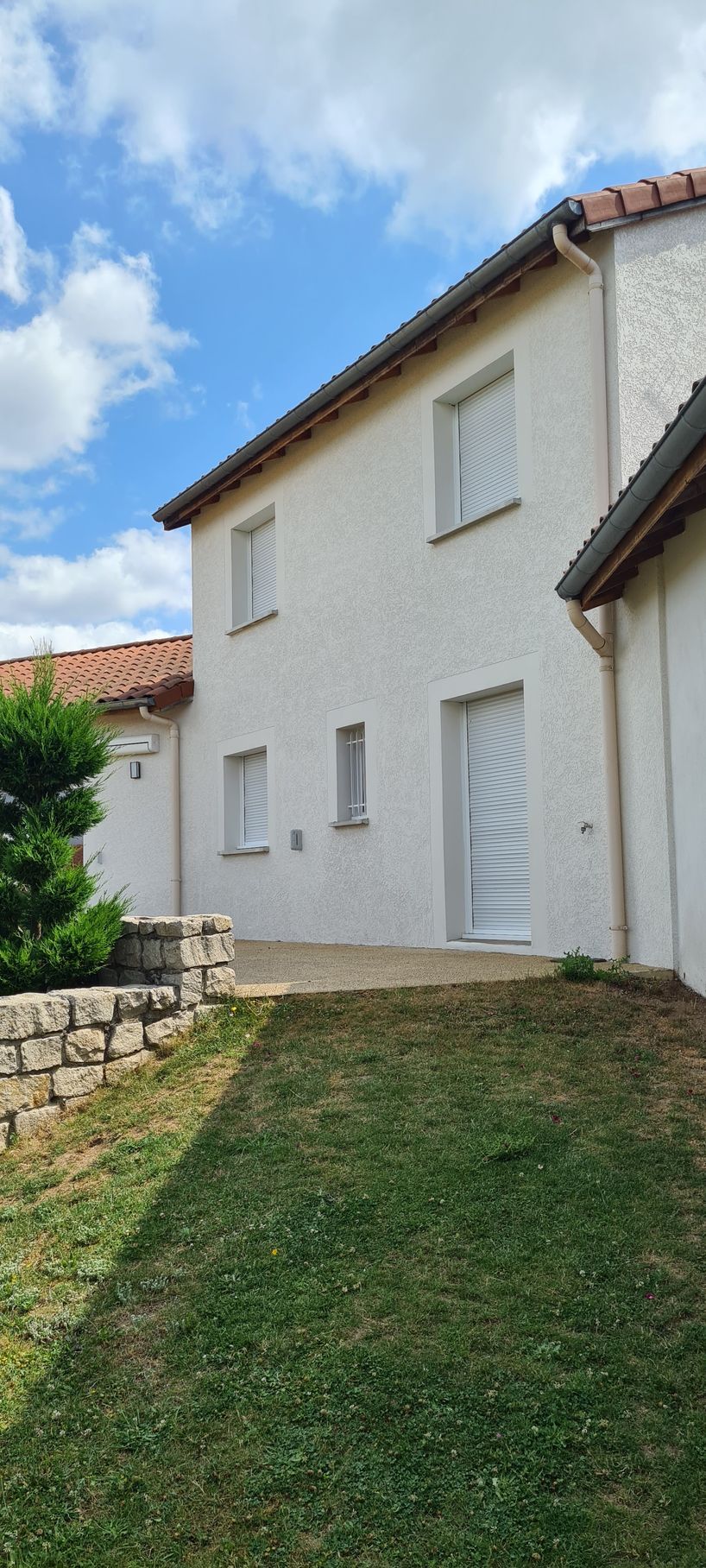 Peinture blanche sur façade de maison