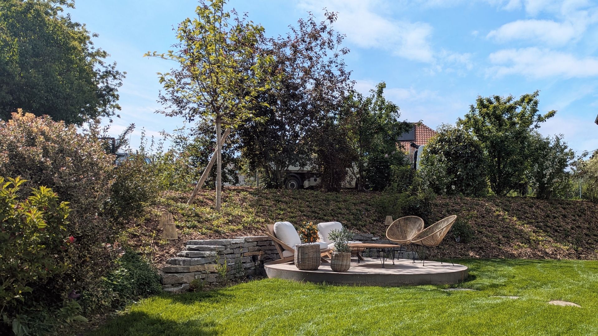 Un dessin d'une personne pendue à une branche d'arbre pour pratiquer l'élagage