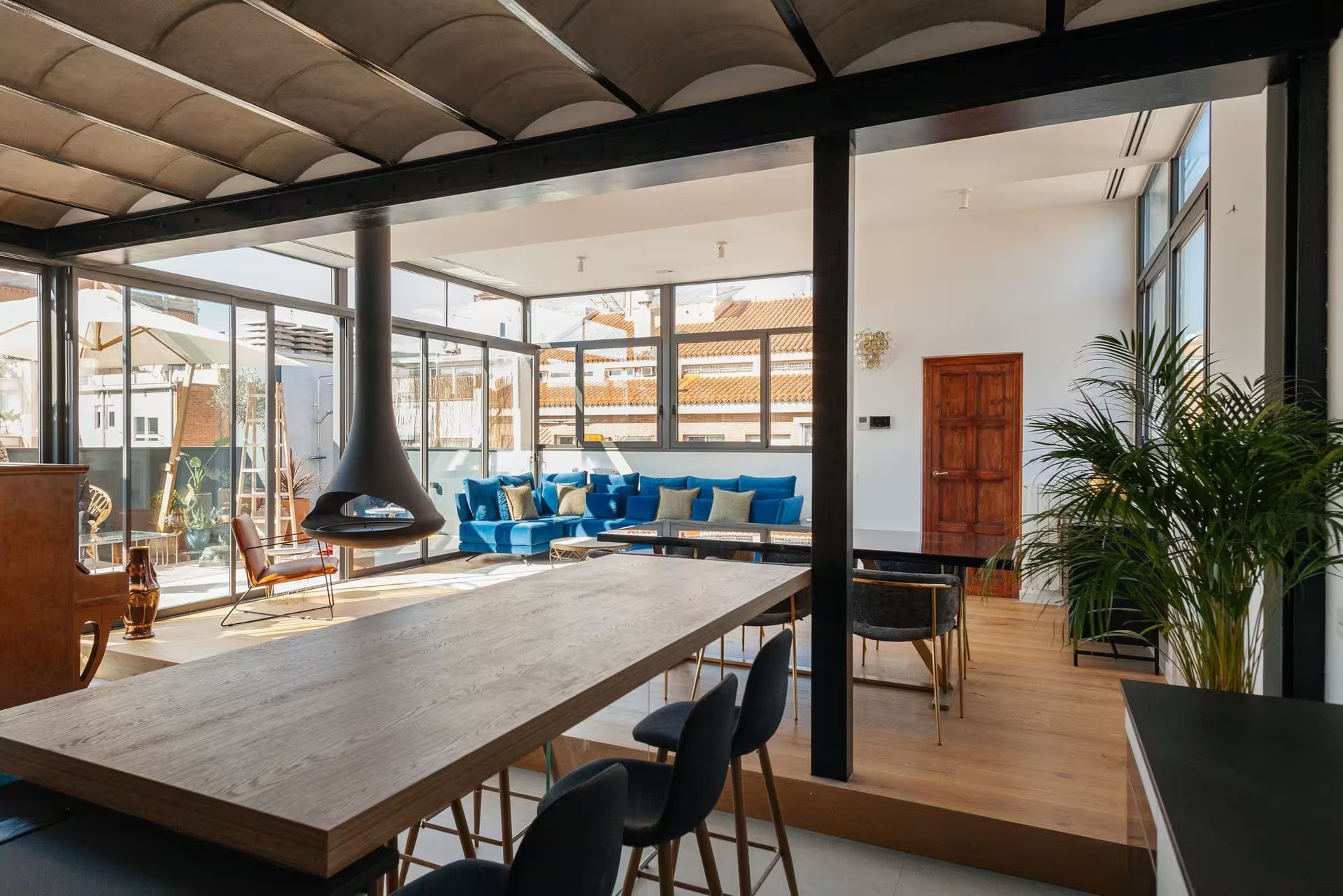 Una sala de estar con una gran mesa y sillas y una chimenea.