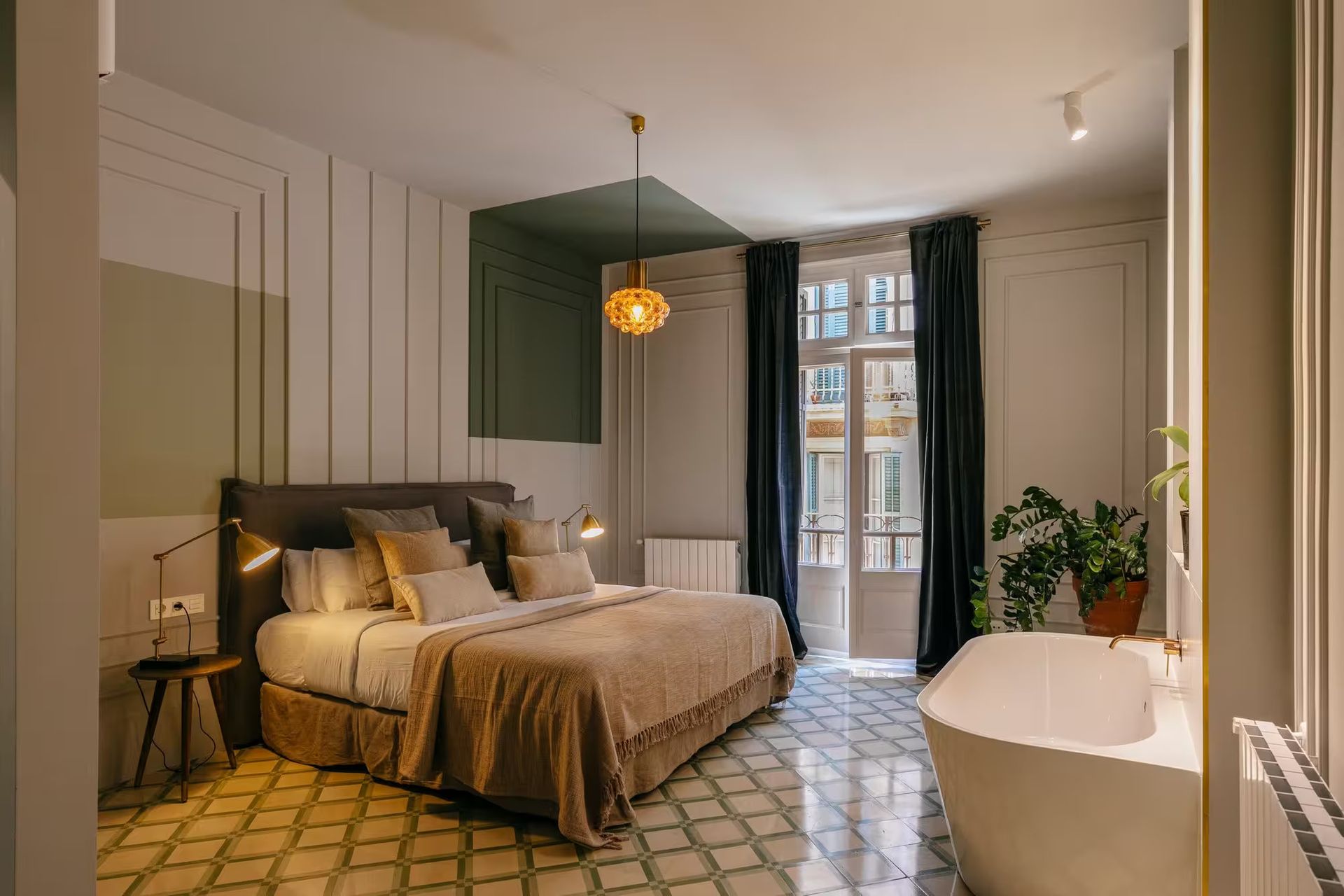 Un dormitorio con una cama grande y una bañera.