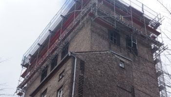 Ein großes Gebäude mit einem Gerüst an der Seite.