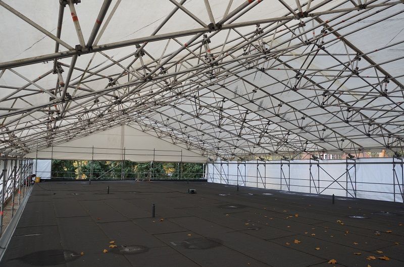 Das Innere eines großen Gebäudes mit einem weißen Dach