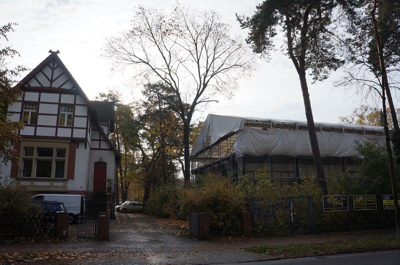 Ein Haus, vor dem ein weißer Lieferwagen parkt