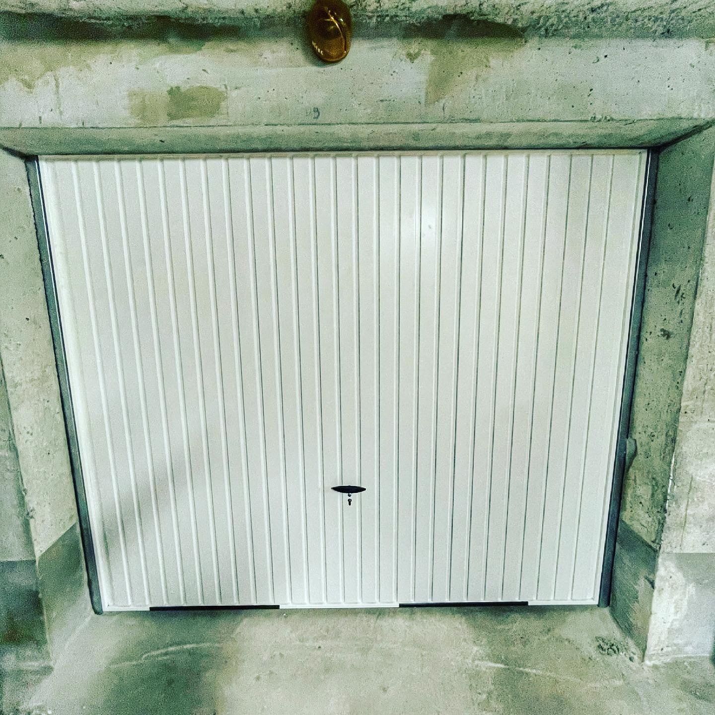 Porte de garage blanche fermée