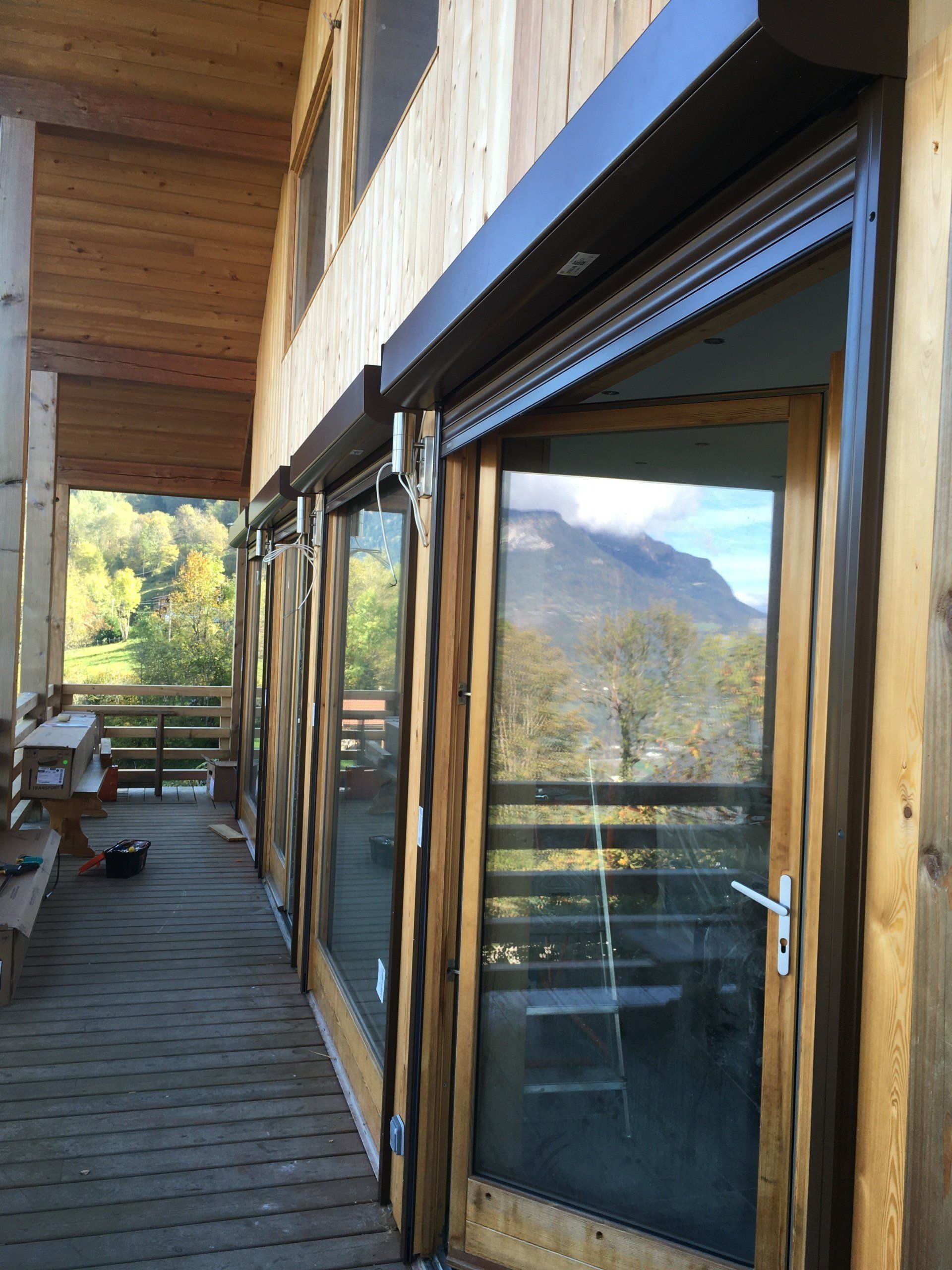Portes-fenêtres sur une terrasse en bois