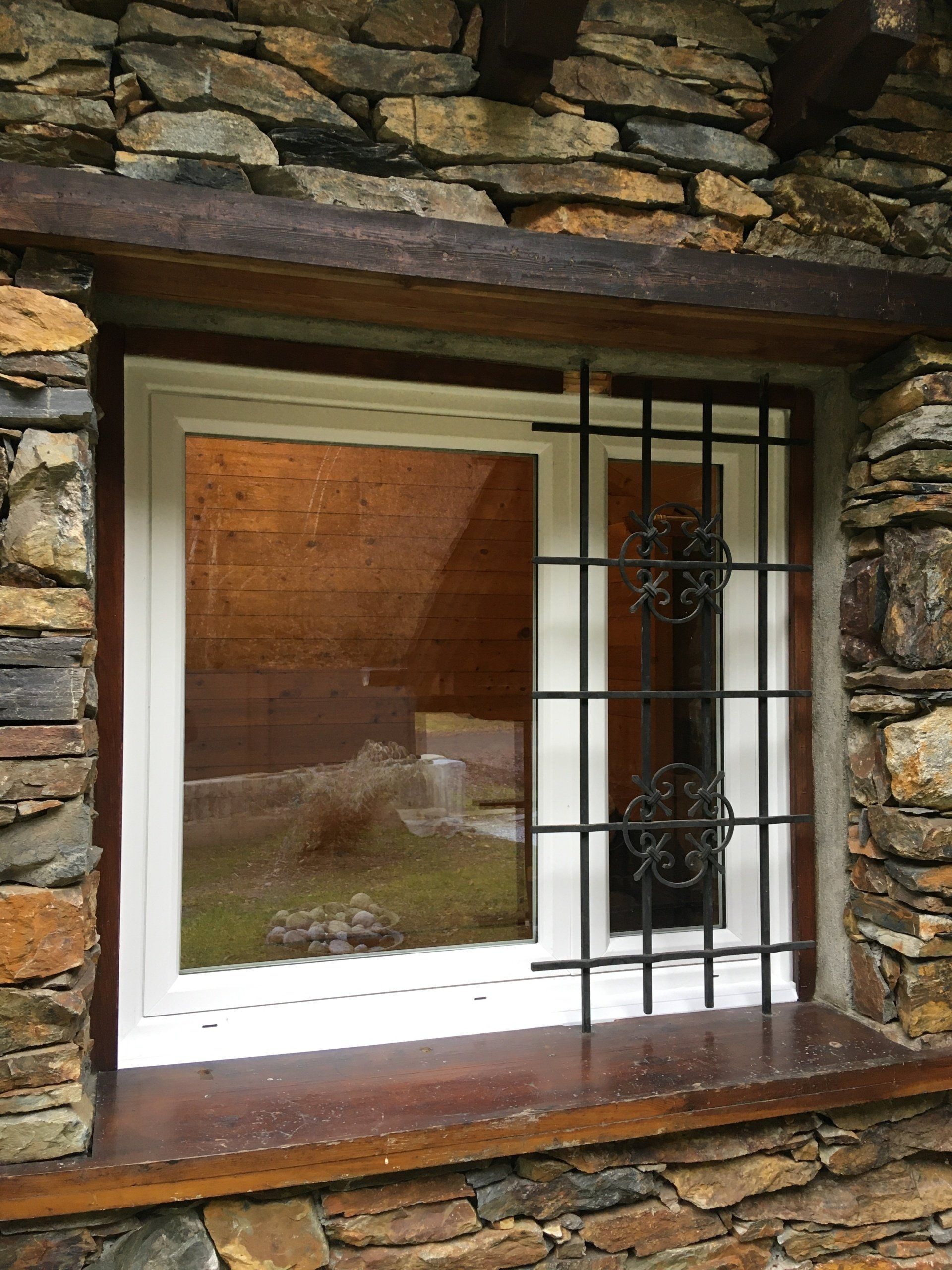 Petite fenêtre avec cadre PVC