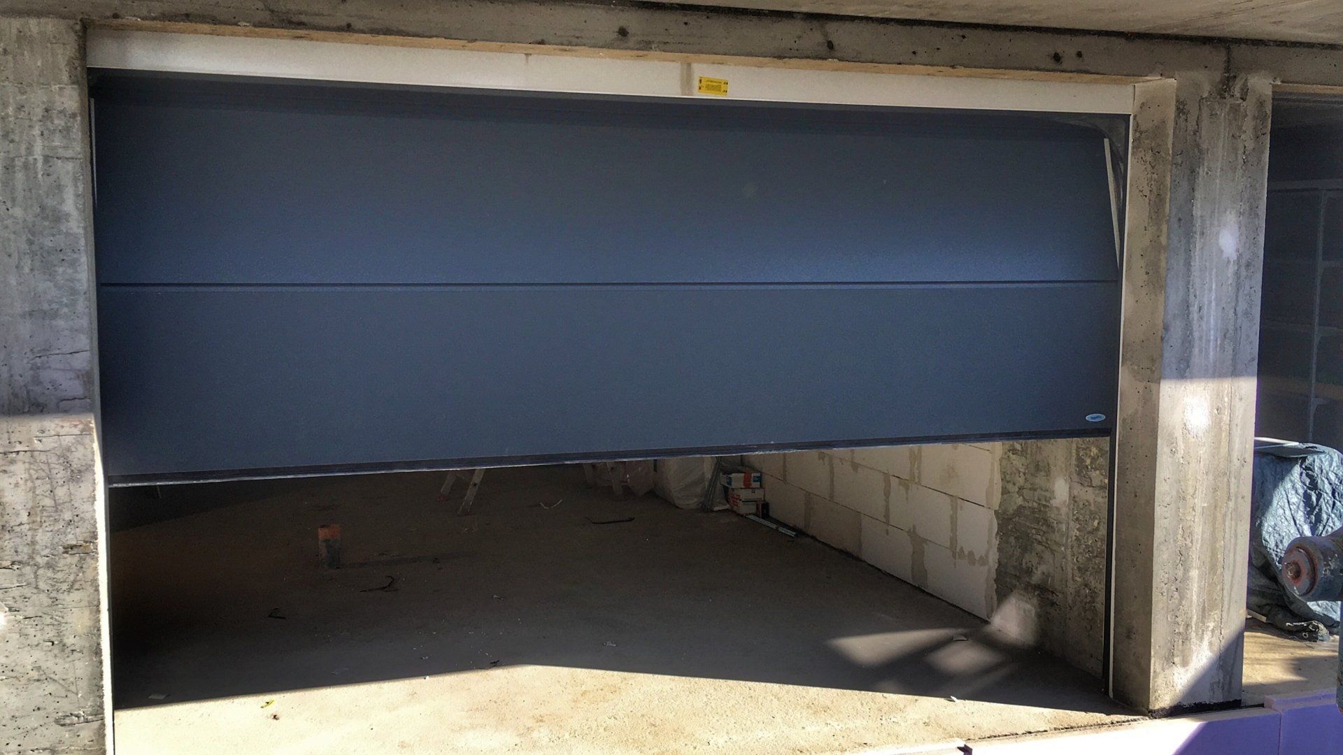 Porte de garage motorisée ouverte