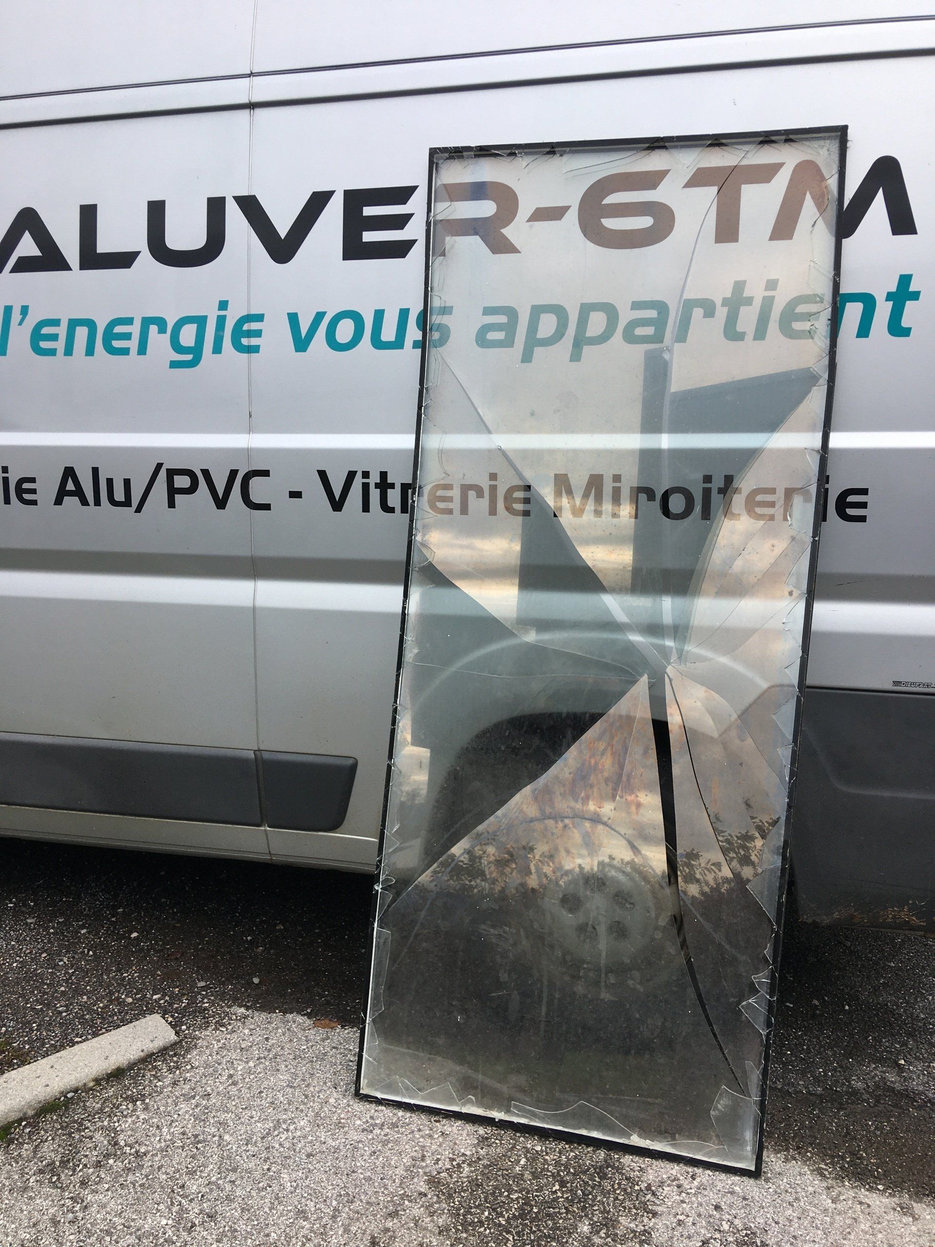 Camion Aluver-6tm et vitre cassée