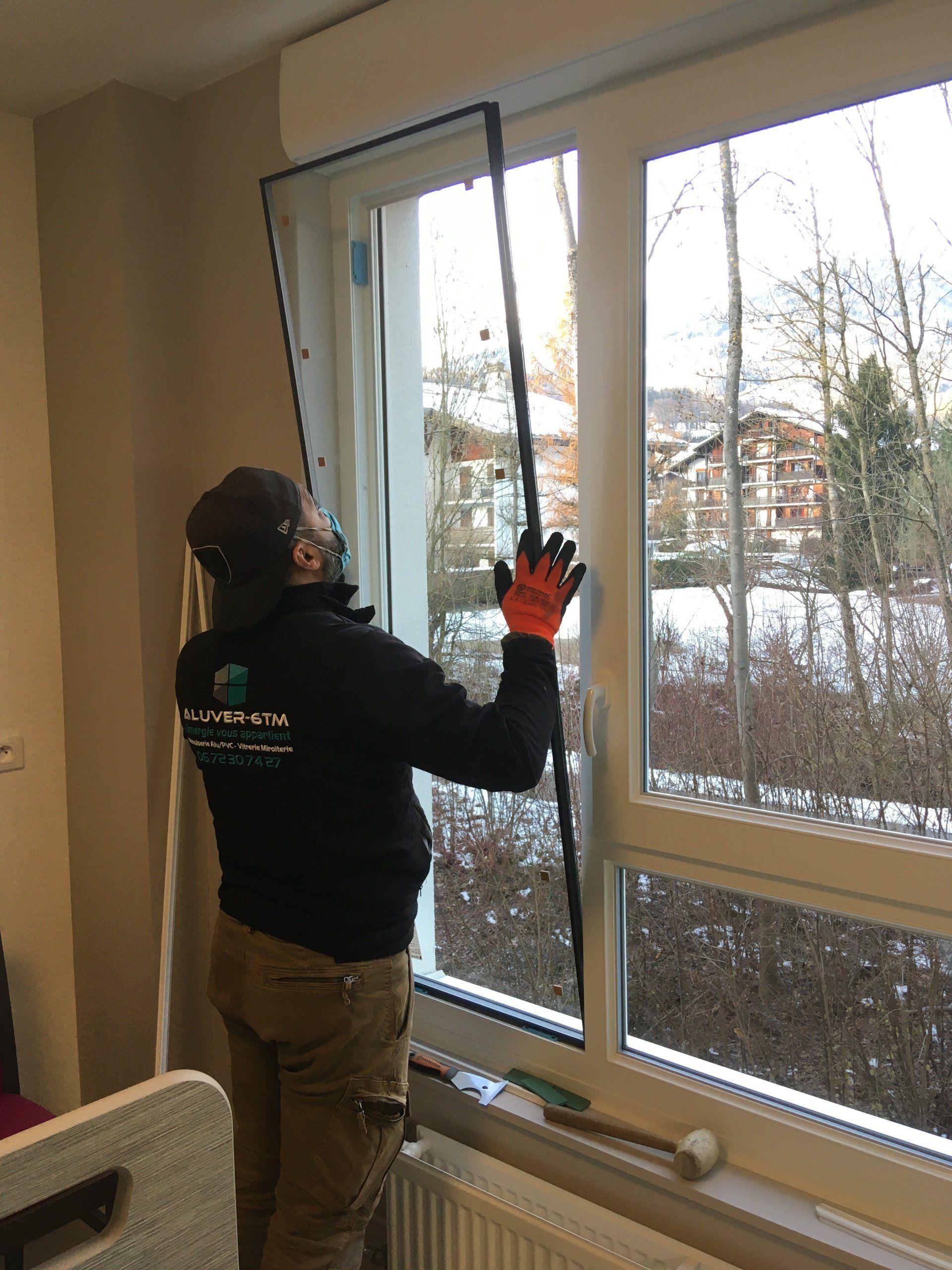 Un homme installe une nouvelle fenêtre