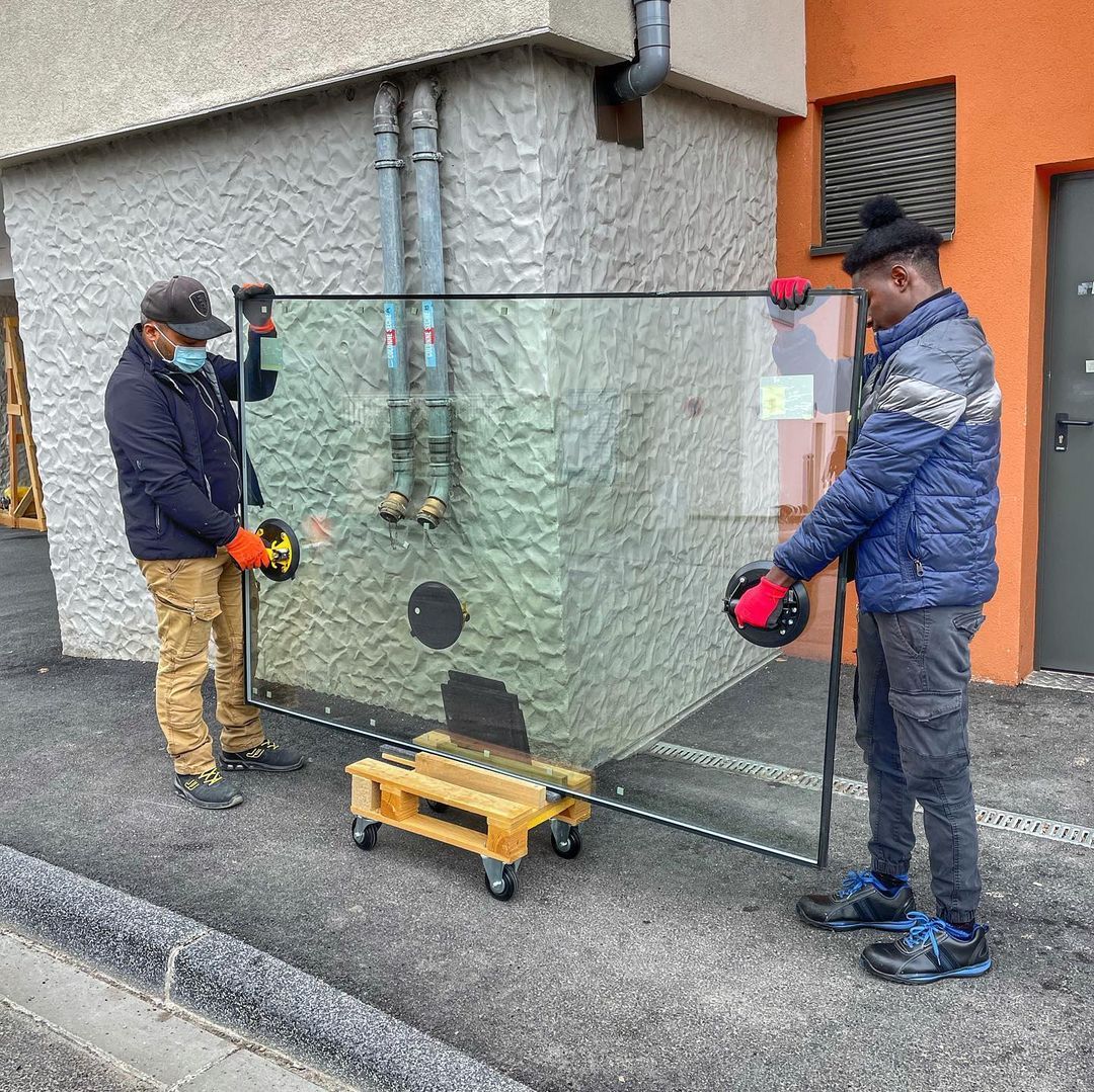 Salariés portant une vitre