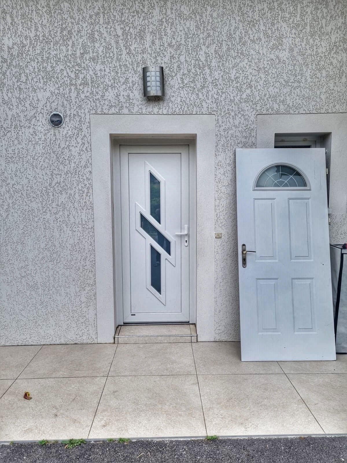 Porte d'entrée blanche pleine