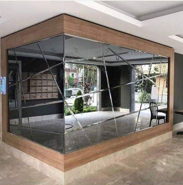 Miroir travaillé dans un hall d'immeuble