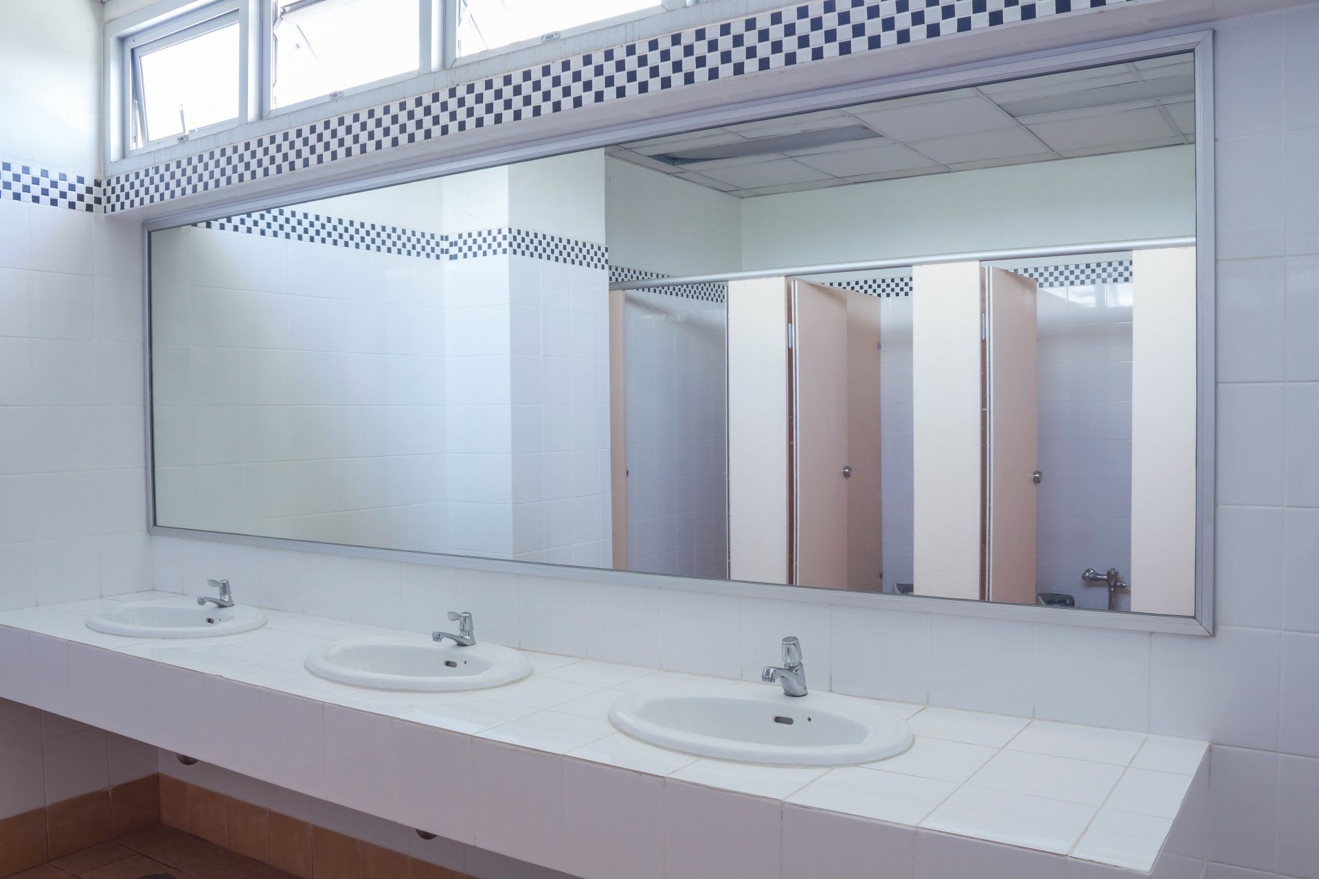 Miroir dans des toilettes d'entreprise