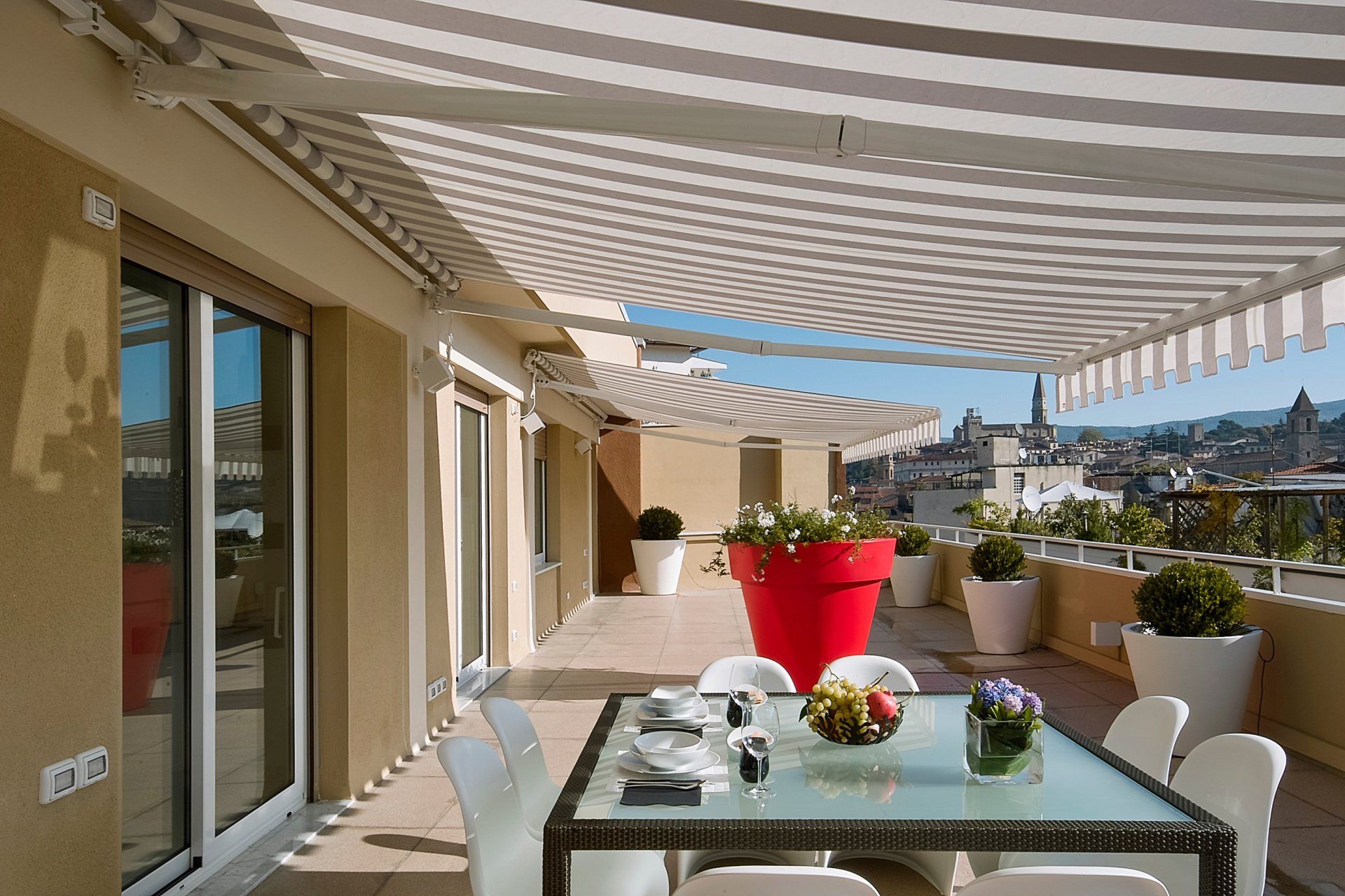 Stores bannes couvrent une terrasse