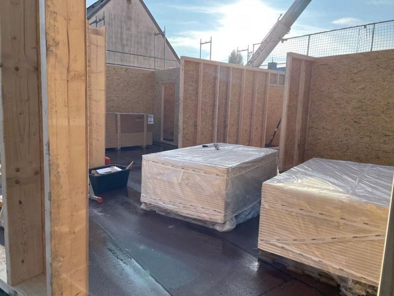 Ein Stapel Holzkisten auf einem Holzboden.